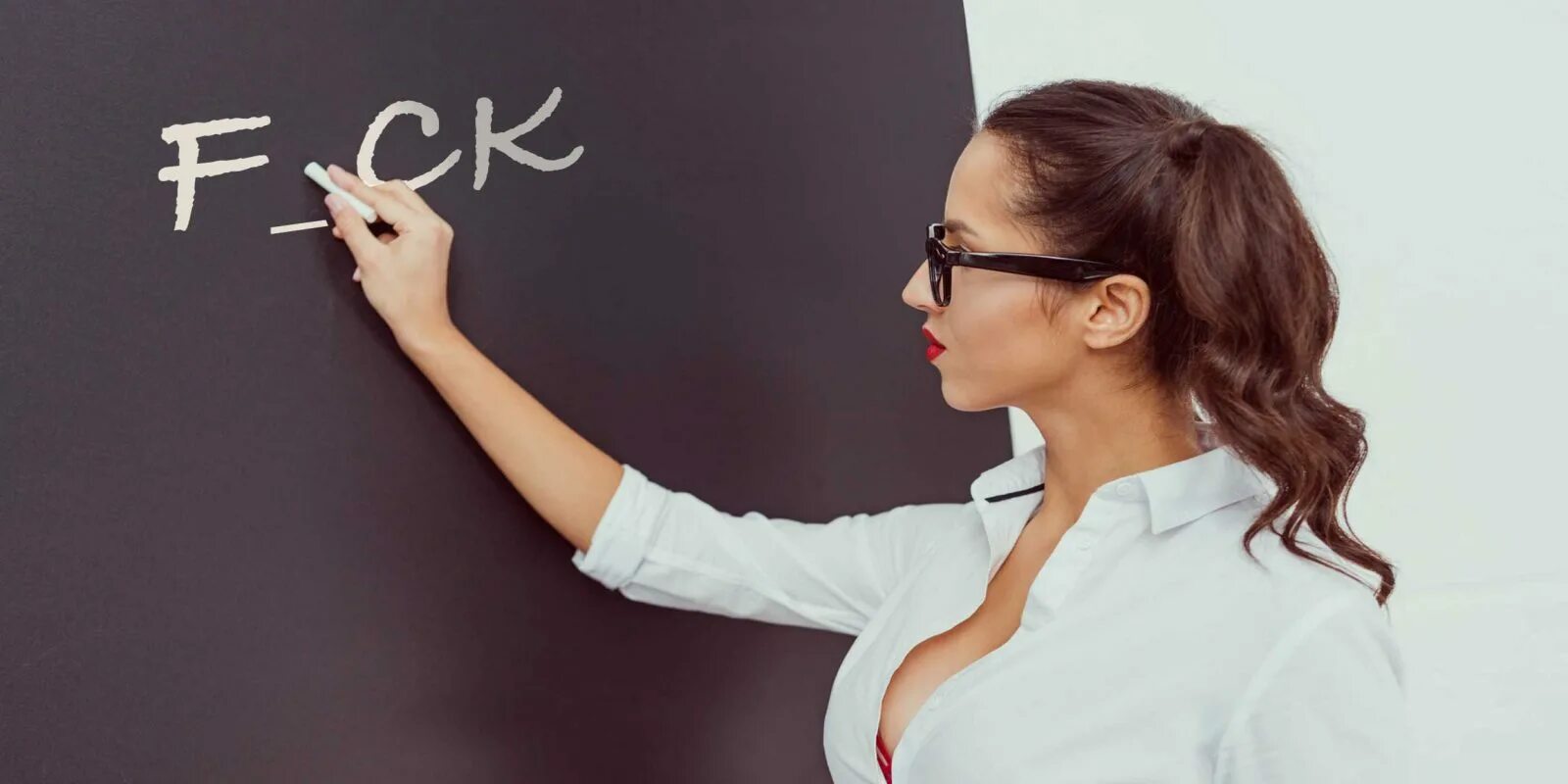 She is writing now. Девушка доска. Училка английского. Красивые учительницы. Девушка показывает на доску.