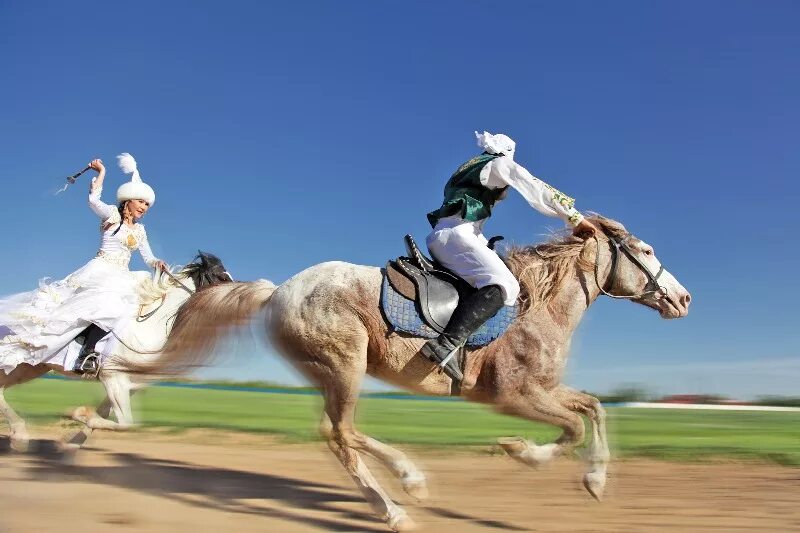 Казахские национальные игры кыз куу. Казахская игра қыз қуу. Кыз куумай игра. Казахские джигиты на конях. Казахские игры на наурыз