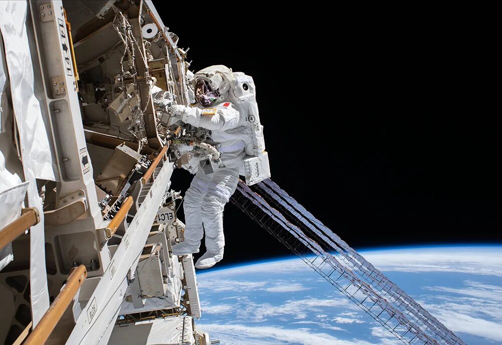 астронавты наса вышли в открытый космос с мкс. орбитальная станция роскосмос. безопасность космического пространства. космонавты. космический корабль.