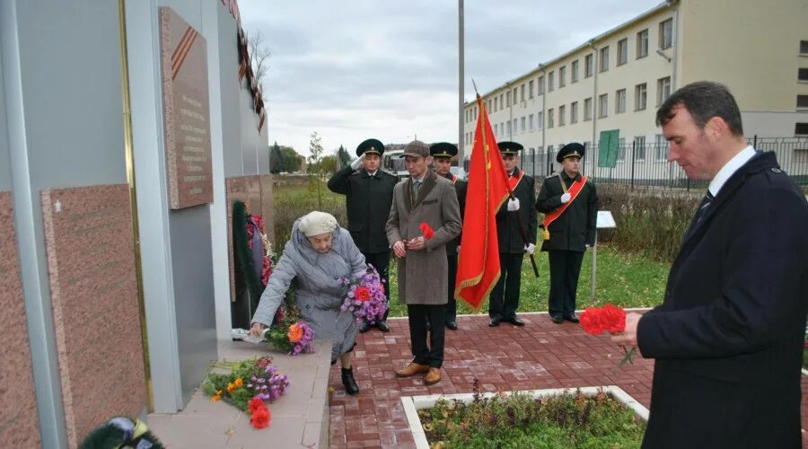 Товарково Калужская область Дзержинский район. Глава поселения Товарково Дзержинского района Калужской области. Товарково памятник посёлку Калужская область. Памятники Товарково. Погода товарково калужская область на 10 дней