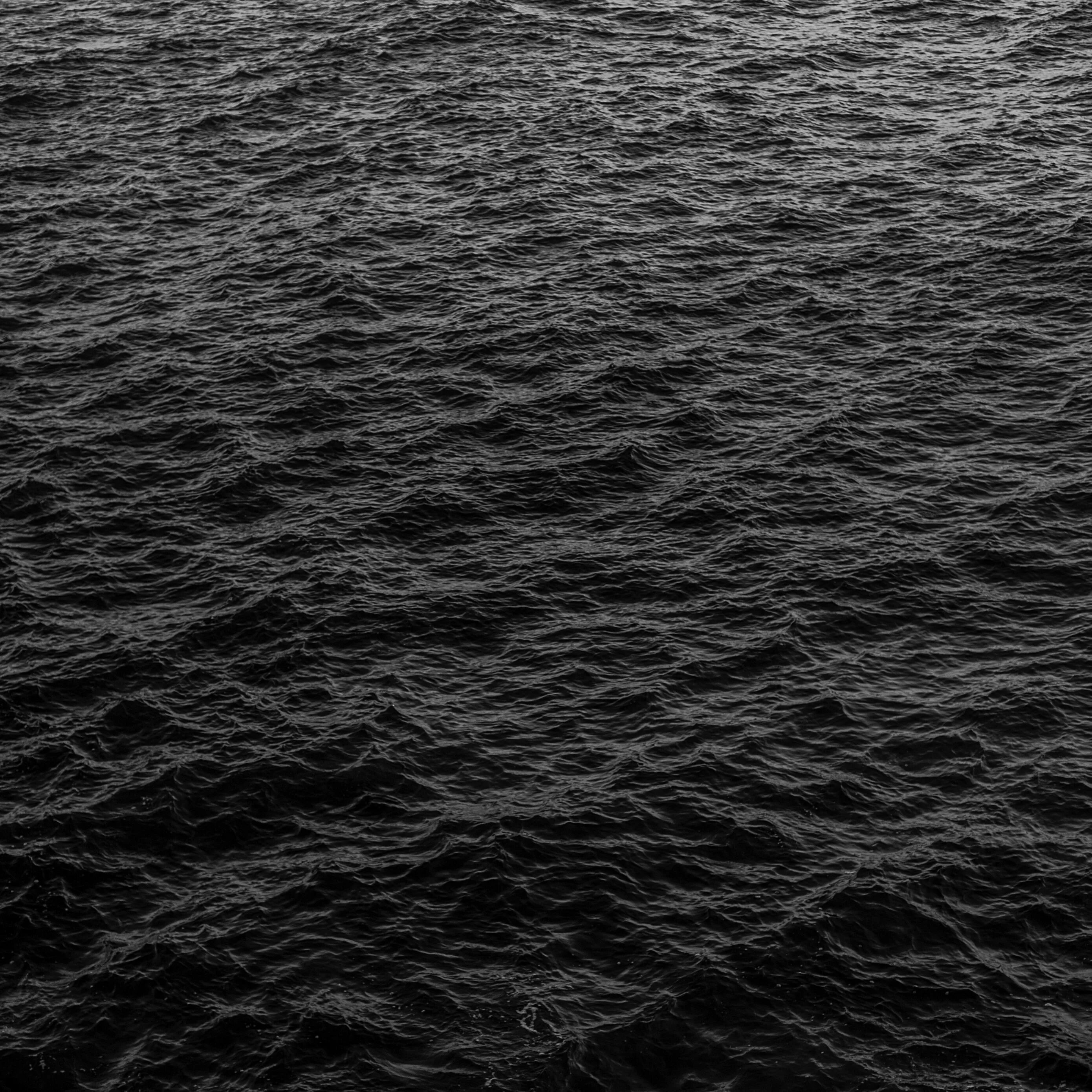 Фото черной воды. Черная вода. Черные волны. Темное море. Темные воды.