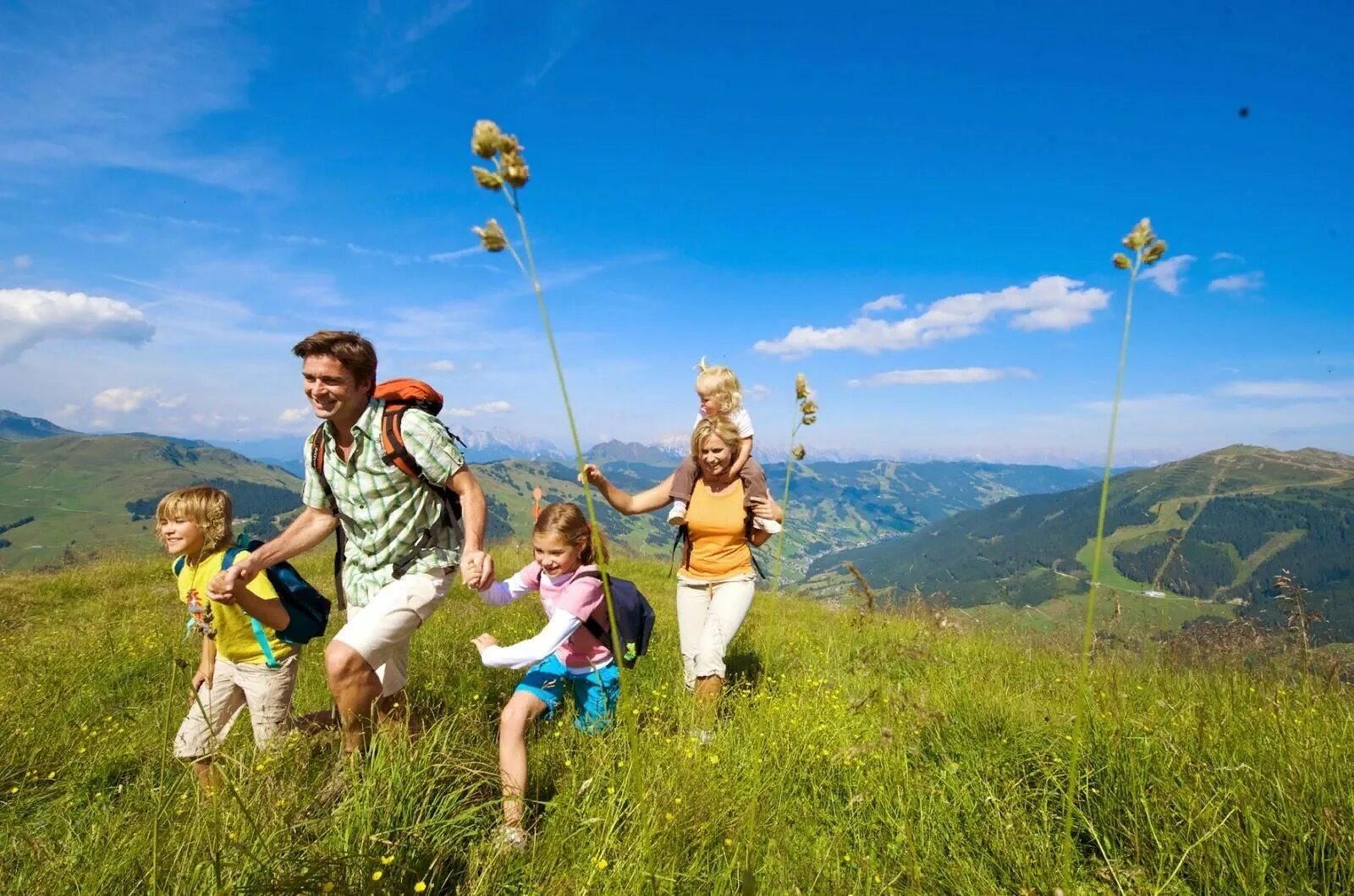 Здоровье во время путешествия. Семья в горах. Отдых на природе. Дети и природа. Путешествие с семьей.
