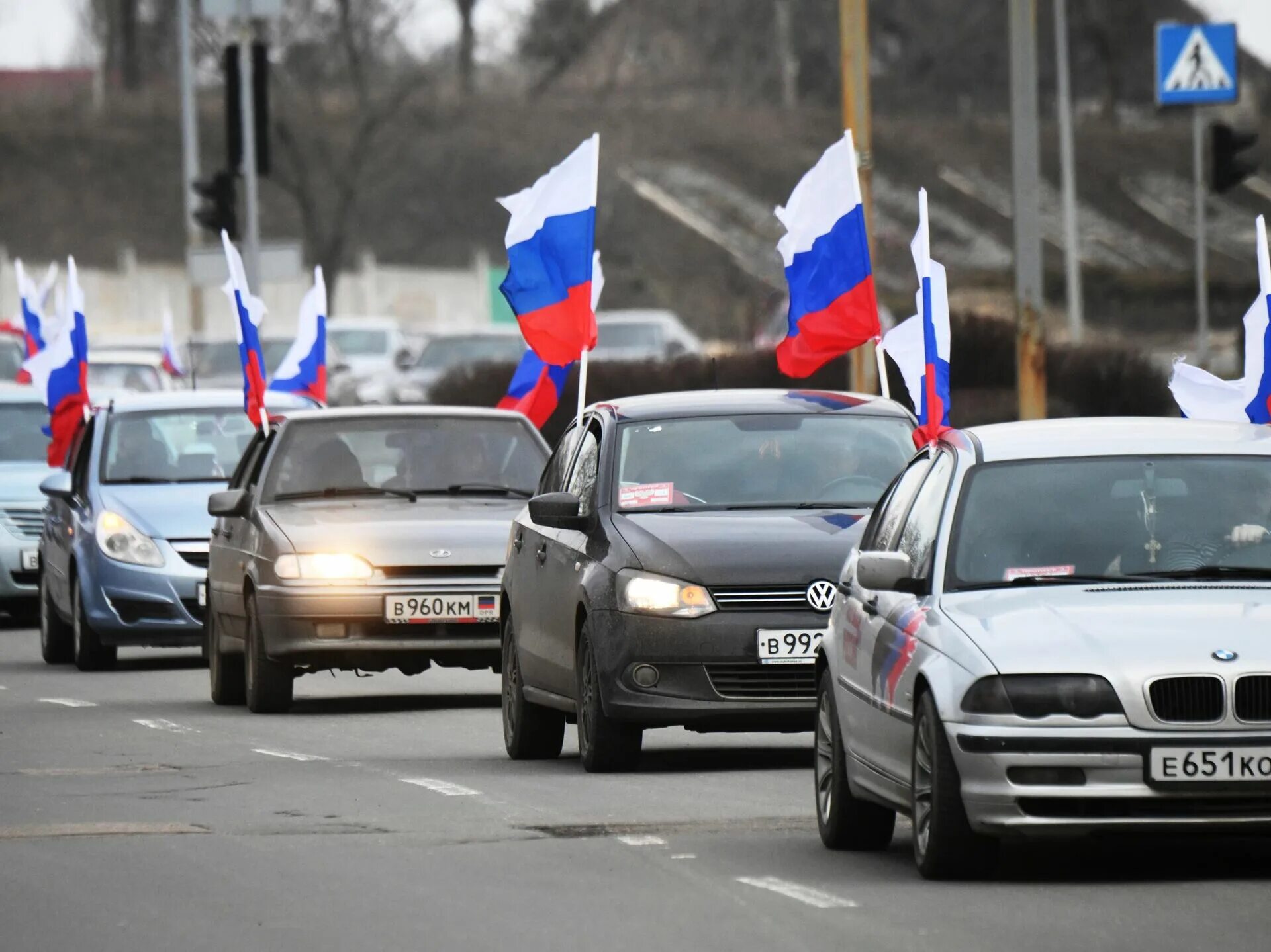 Лнр днр россией 2022. Российский флаг на машине. автопробег. флаг днр на машине. границы россии флаг.