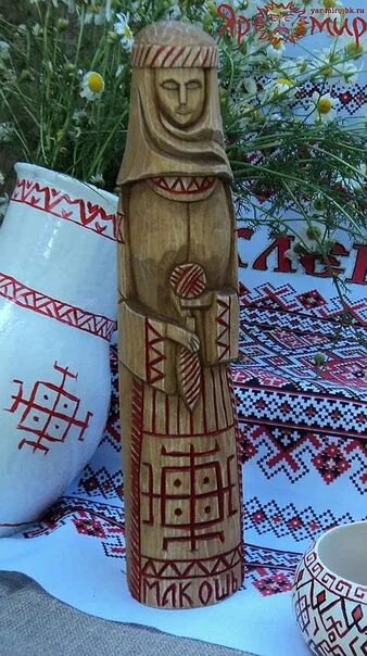 Идол живы. Макошь богиня идол. макошь идол чур. макошь богиня кумир. кумир макошь.