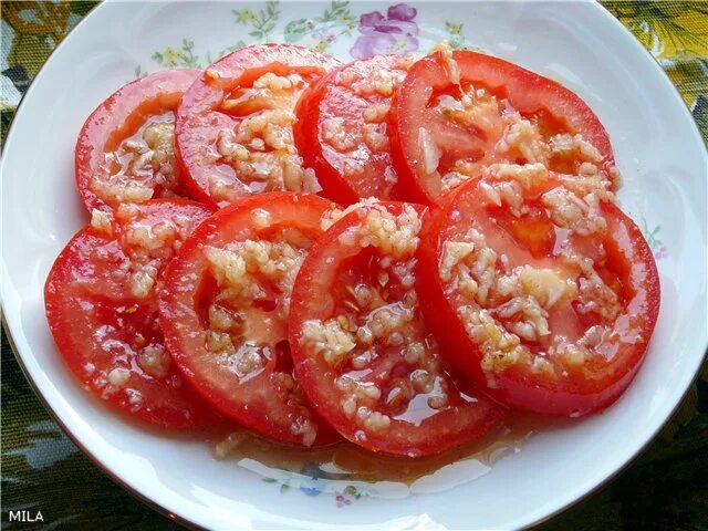 Помидоры быстрого приготовления с медом и чесноком. Маринованные помидоры кружочками. закуска из помидор мёдом. закуска из помидоров с чесноком и медом. помидоры с чесноком и медом.