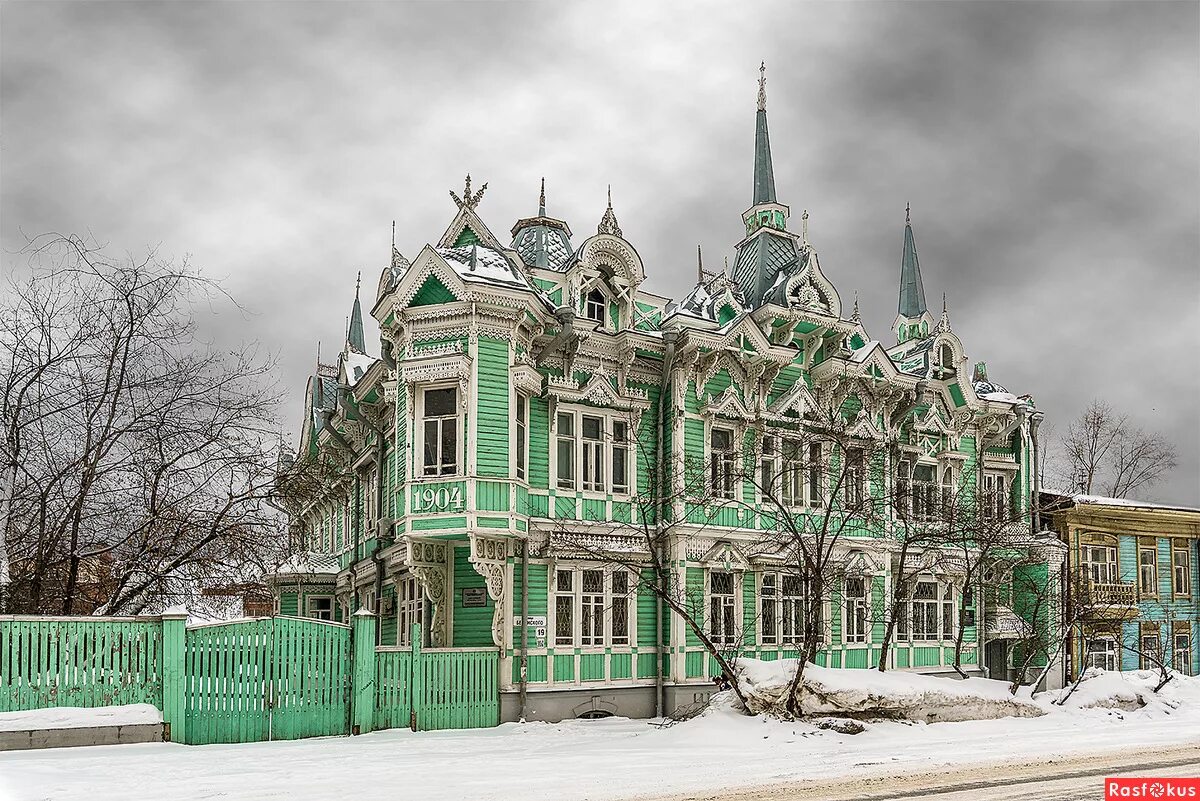 Город томск страна. Томск деревянное зодчество. Памятники деревянного зодчества Томск. Изумрудный город Томск деревянное зодчество. Особняк архитектора Хомича Томск.