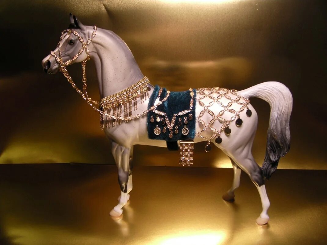 Карагез конь. Ахалтекинец в сбруе. Арабские лошади украшения.