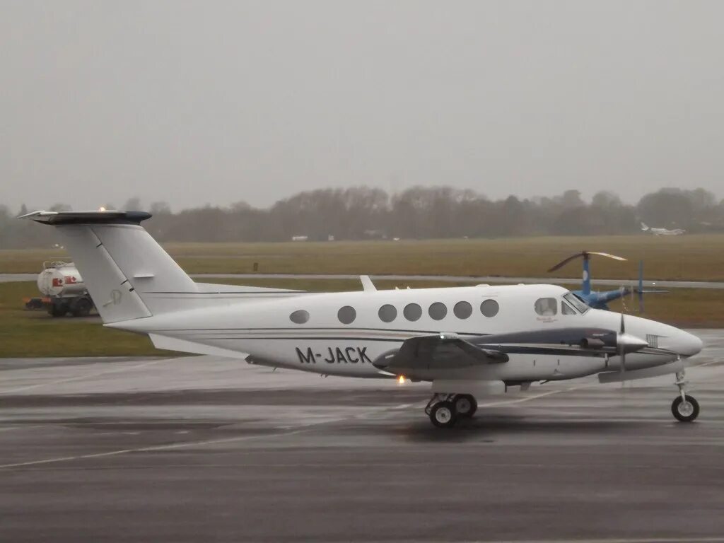 Аир б. King Air b200 gt. Beechcraft b200 King Air. Hawker-Beechcraft King Air 200. Самолет Beechcraft King Air b200.