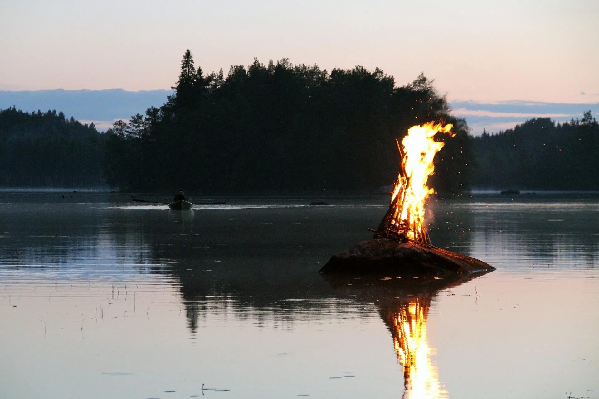 Отражались костры. Отражение костра в воде. Костер у озера. Костер у воды. Отражение огня в воде.