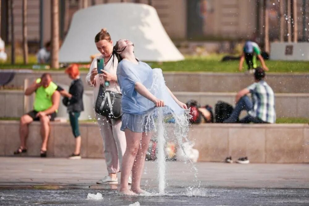 Сильная жара в городе