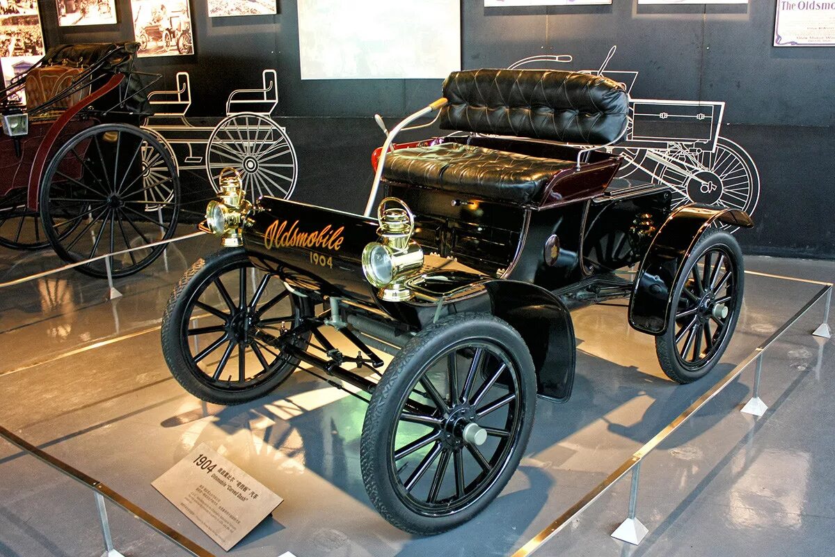 Первый автомобиль в москве. Авто музейные экспонаты. Музей первых автомобилей. Политехнический музей автомобили. Музей ретро автомобилей в мире.