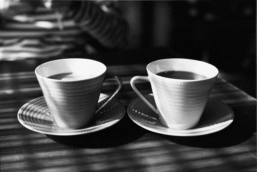 Чашка кофе. Чашка черно белая. Две чашки кофе. Чашка кофе на столе. 2 two 1 cup