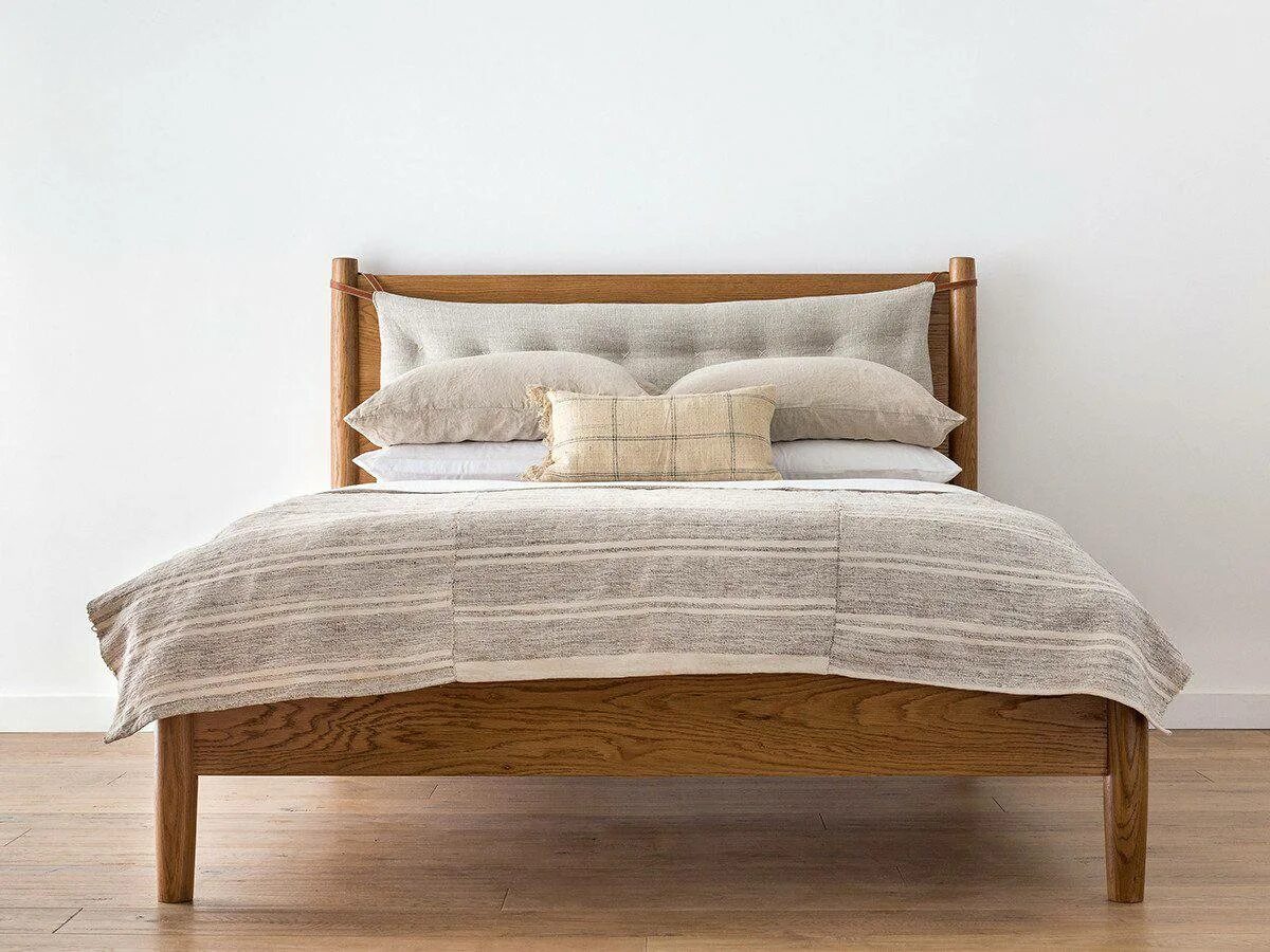 Изголовье кровати из дерева. Кровать с деревянным изголовьем. Кровать с деревянной спинкой. Спинка кровати из дерева. Дизайнерская деревянная кровать.