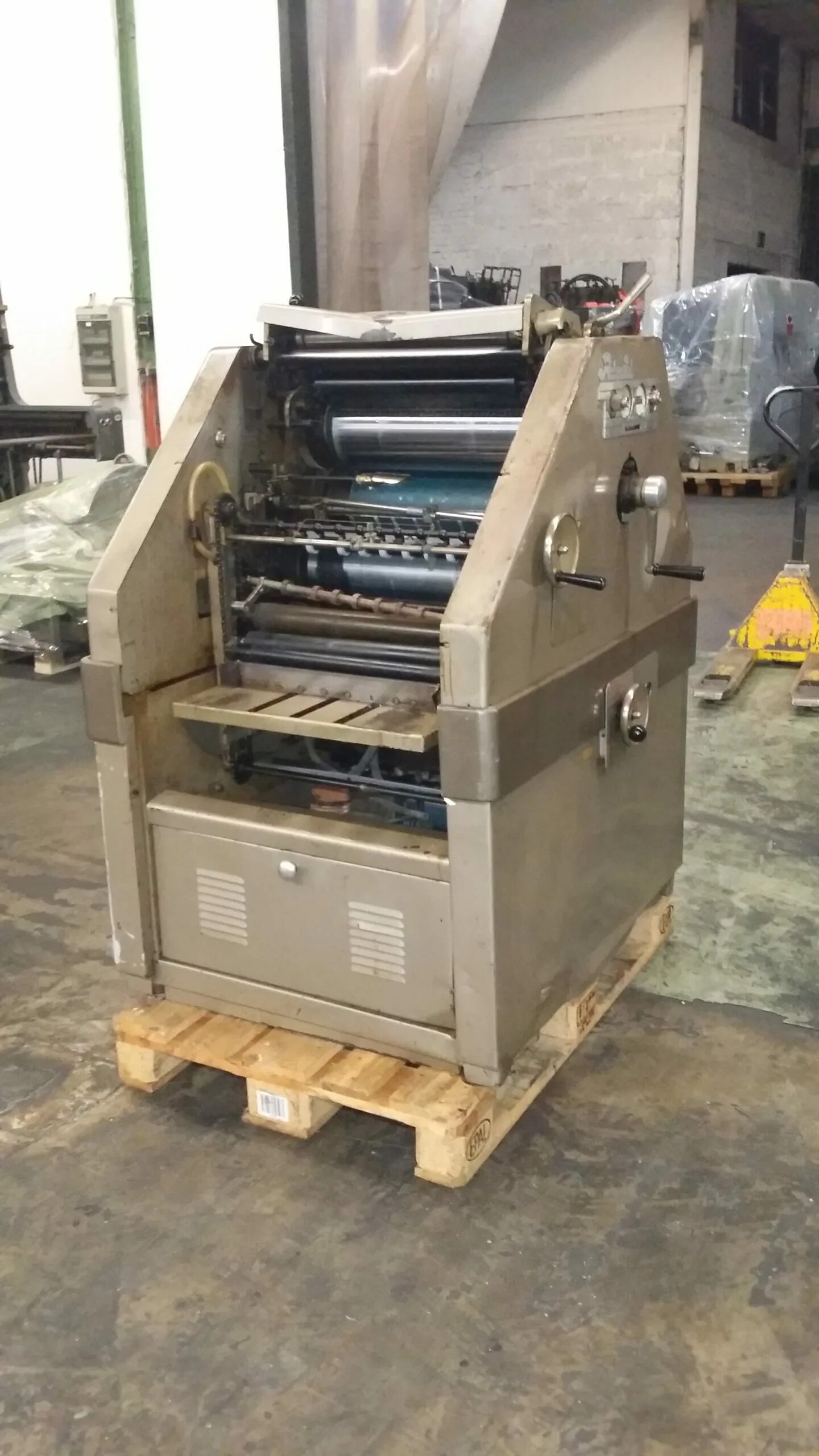 Однокрасочная листовая офсетная печатная машина. Двухкрасочная печатная машина. Roland versauv lef-200, lef-20. Nagel citoborma 290 b. Ротапринт.