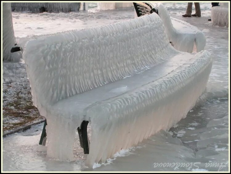ледяные скамейки. ледяной дождь. ледяные скамейки. скамейка в снегу. ледяные скамейки.