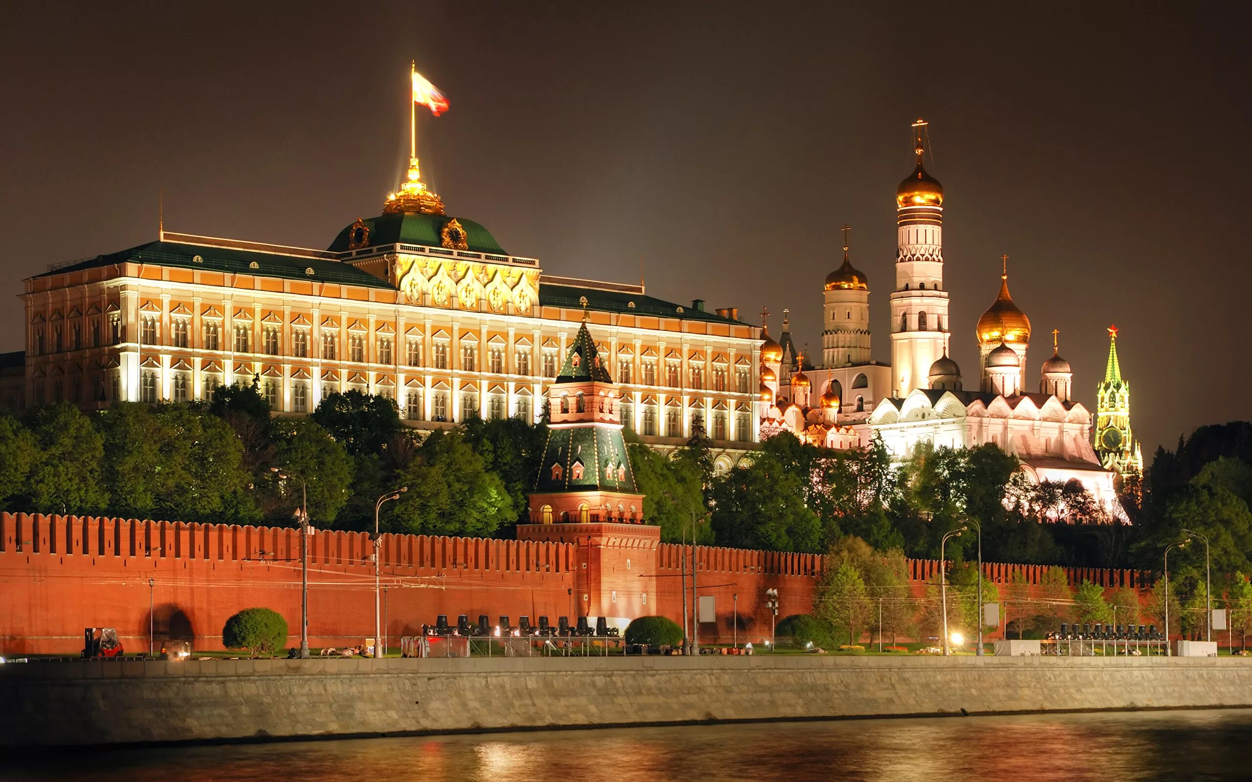 Какое состояние в москве. Московский Кремль Moscow Kremlin. Большой Кремлевский дворец красная площадь ночь. Большой Кремлёвский дворец ночью. 1 Кремль в Москве.