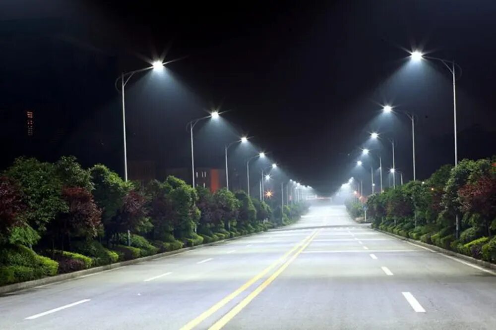 Наружное освещение led. Уличное освещение. светодиодные светильники для улицы. освещение улиц города. тумбы с искусственным освещением на дороге.