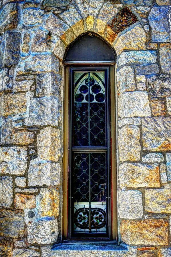 В замках были окна. Средневековое окно. Окно в замке. Окна в средневековье. Красивые окна замков.