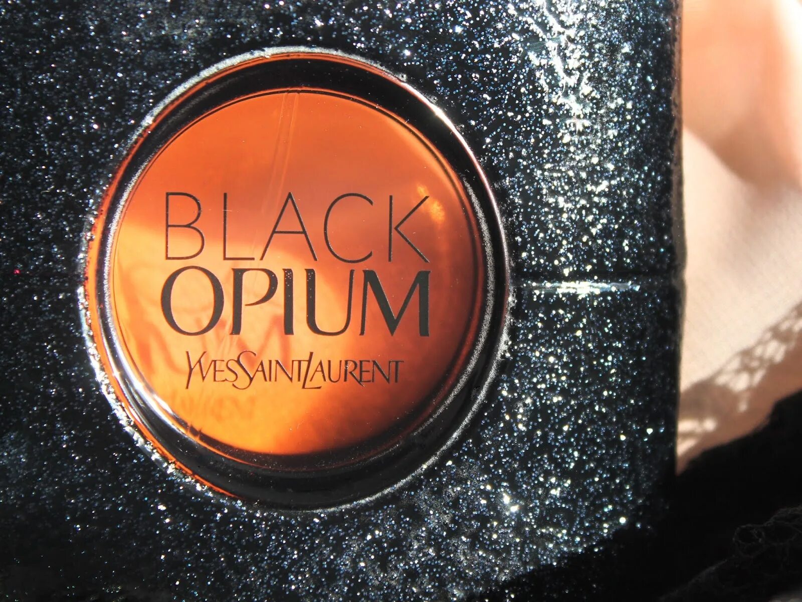 Black Opium Yves Saint Laurent новинка. Тени Ив сен Лоран Блэк опиум. Туфли Saint Laurent Opium звезды. Блэк опиум постеры.