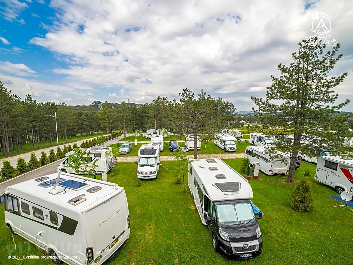 Автокемпинг караванинг. Кемпинг автодом. Автокемпинг сша. Стоянка автодомов. Трейлерный парк риверсайд.