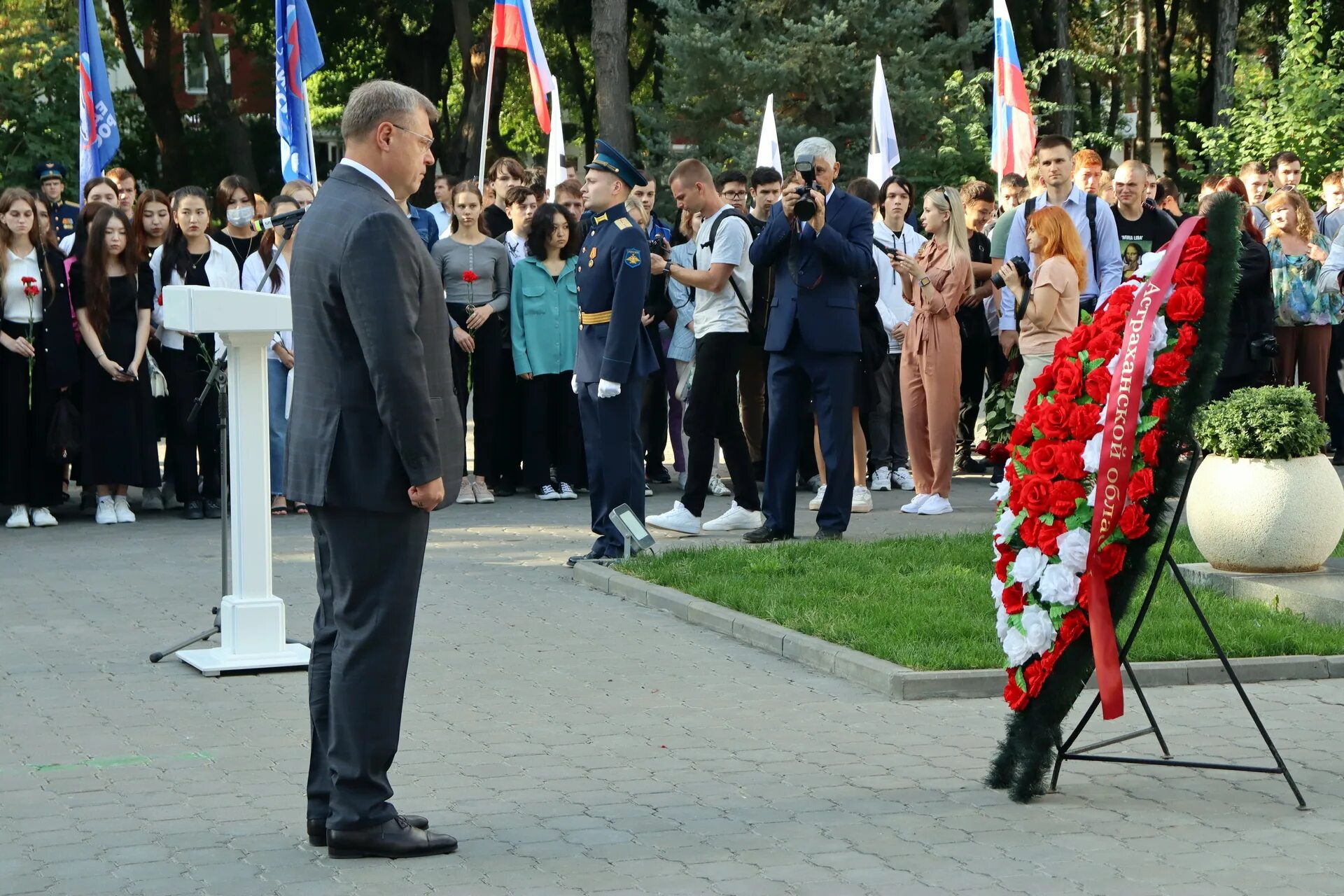 Митинг возложение цветов