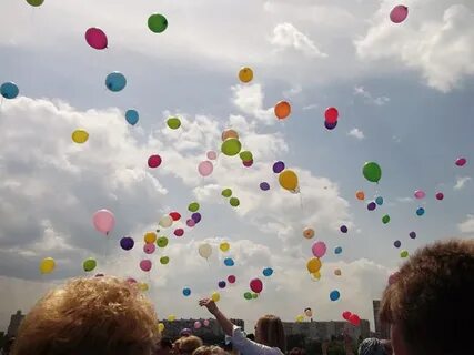 Отпускает шарик в небо