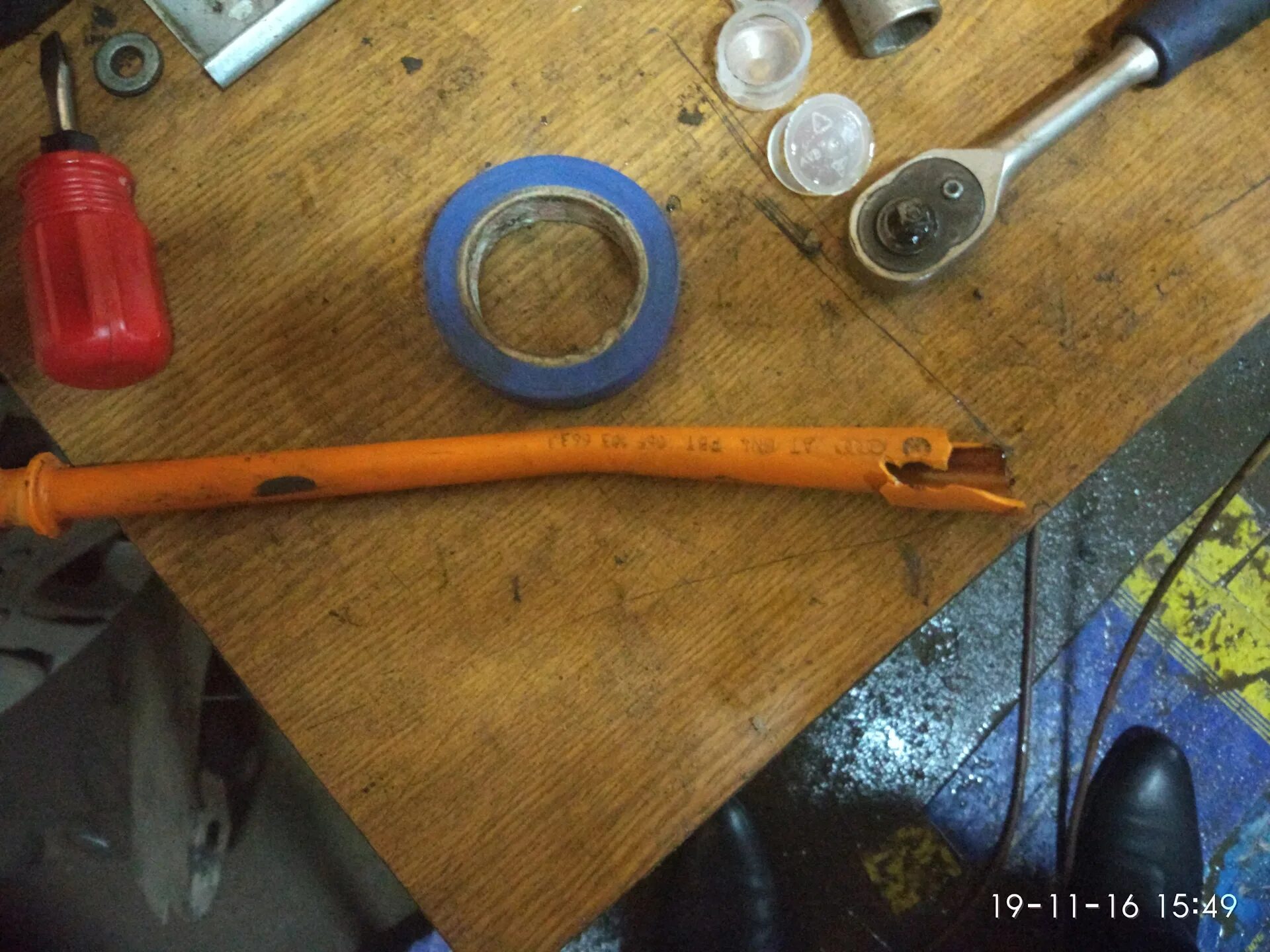 Трубка масляного щупа g4kd. Трубка масляного щупа гольф 4 1. Направляющая трубки масляного щупа на 3s fe. Как поменять трубку щупа. Как поменять трубку щупа.