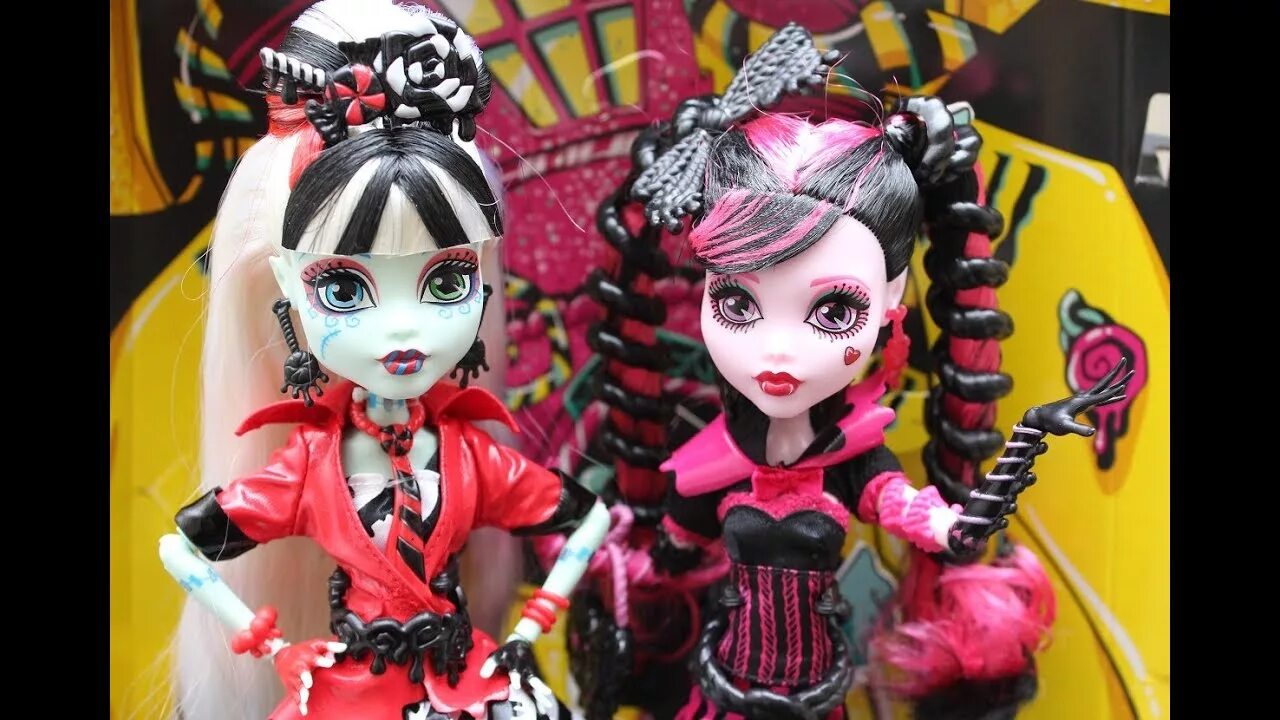 Куклы монстер хай. Дракулаура. Шар monster high. Лагуна блю кукла. Дракулаура.