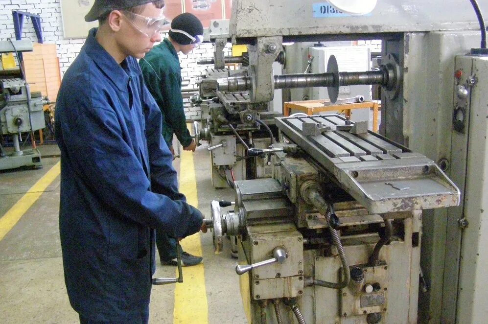 Устаревшее оборудование. Устаревшие станки. Цех со станками. Атпу 125 токарный станок. Машиностроительные станки.