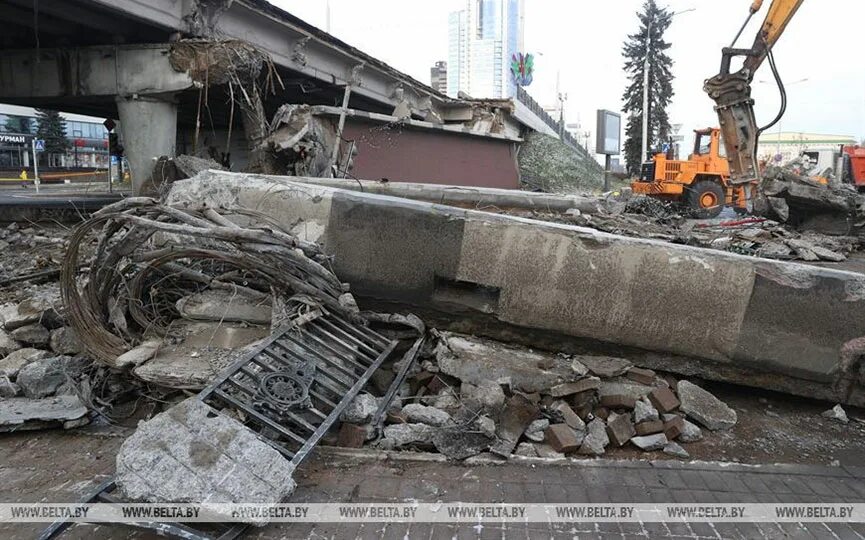 Мост в минске обрушился. Фото развалившегося моста патона. Немига мост обрушился. Москва минск после обрушения моста. В минске упал мост.