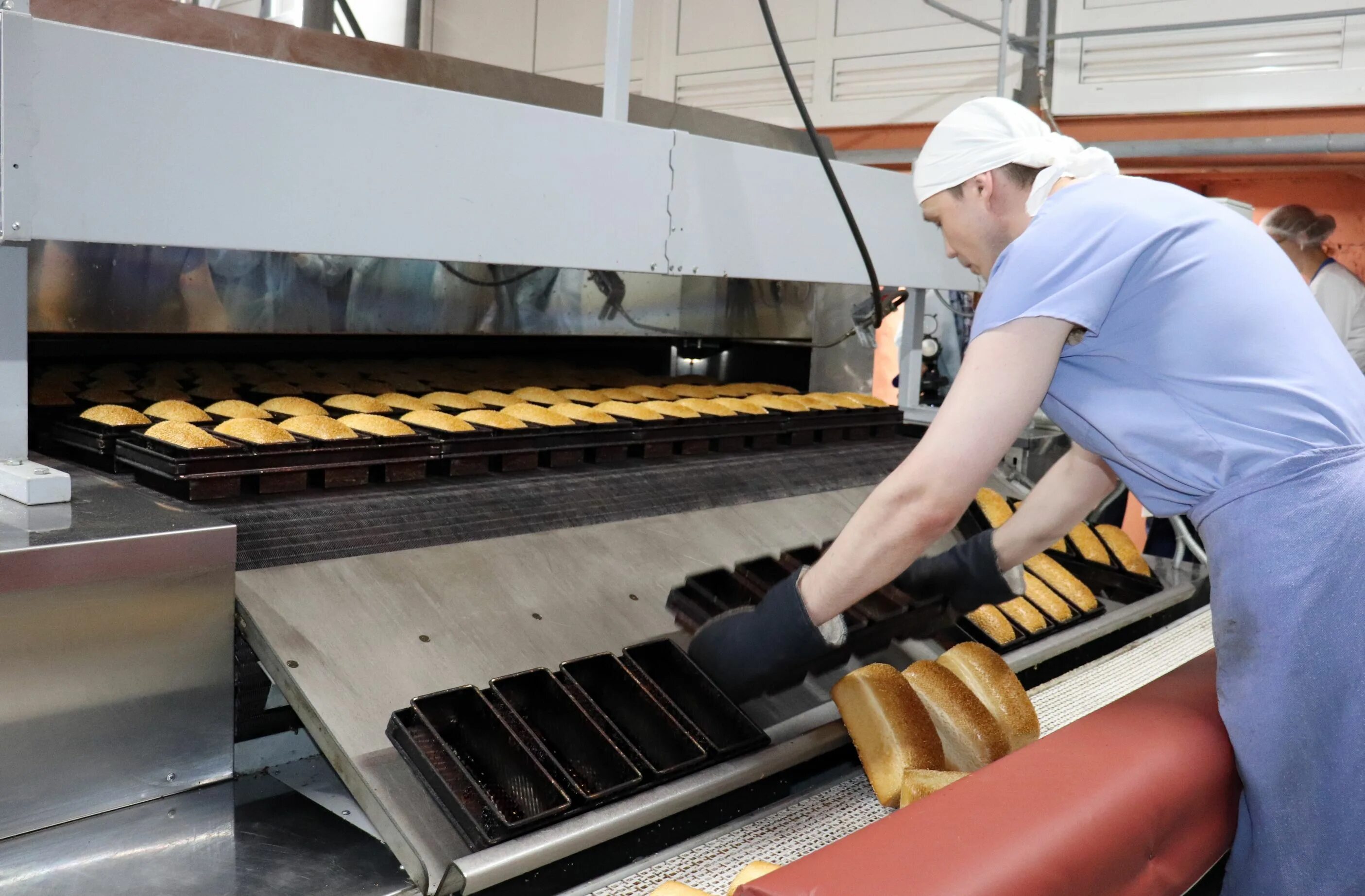 пекарь кондитер хлебобулочных изделий. хлебопек. пекарь держит хлеб на подносе. хлебный завод арнаут спб. хлебопек смоленск.