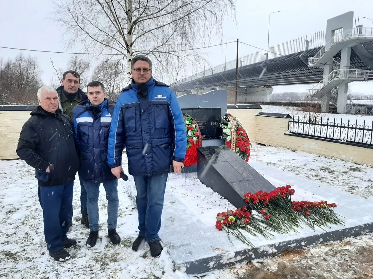 Свежие новости новгородская область. Памятник погибшим воинам. Памятники для погибших. Мемориалы Новгородской области. Памятники погибшим воинам из литьевого мрамора.