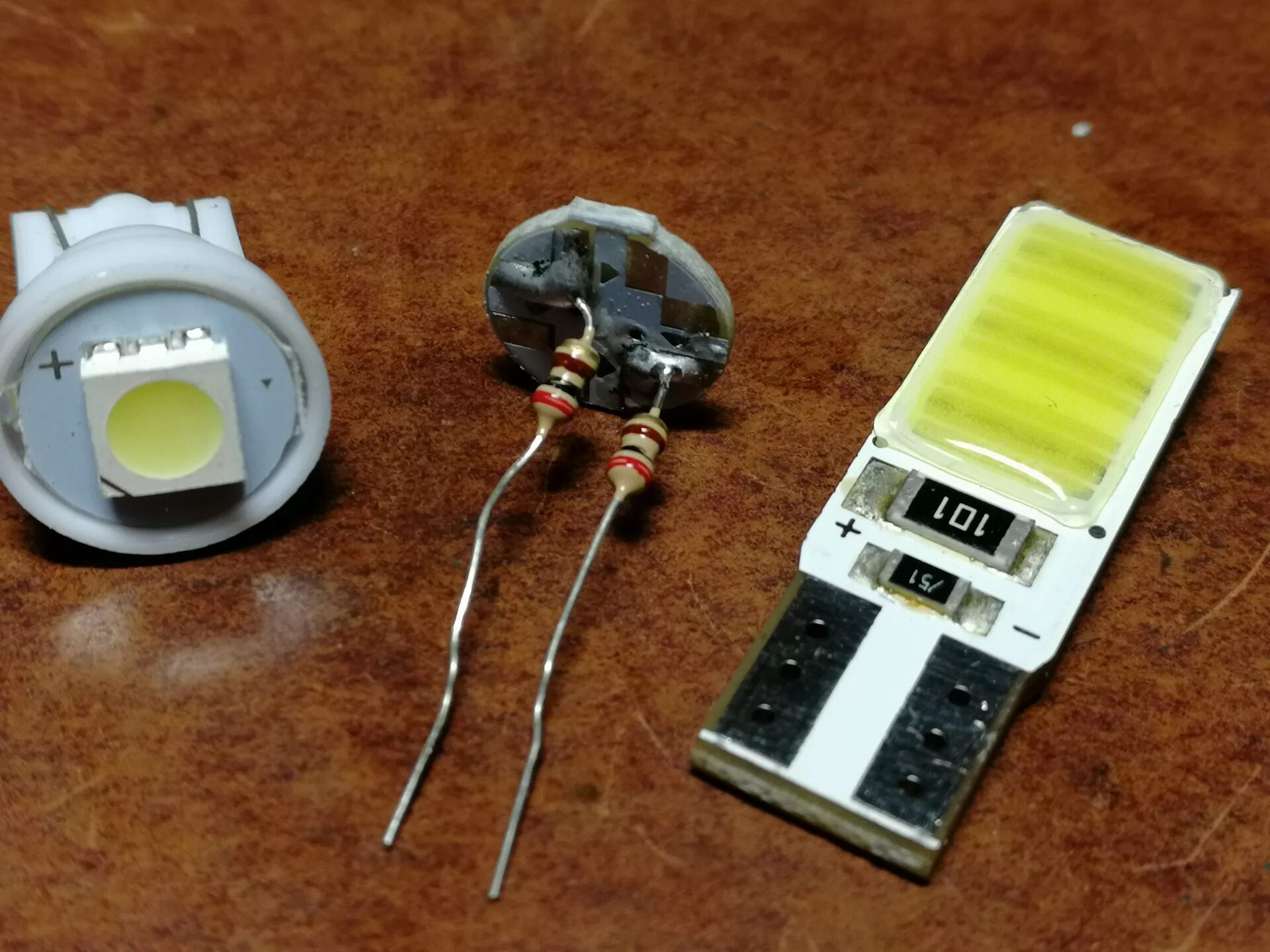 Почему светодиоды. SMD светодиод в кнопке Duster. Светодиодные лампочки габаритов мигают. Резистор для лед ламп. Перегоревший SMD светодиод.