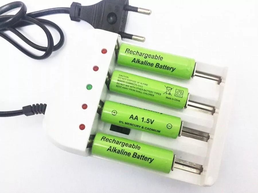 Заряжать аккумулятор 5 вольтами. Аккумуляторные батарейки 1.5v заряжающиеся. Зарядка щелочных батареек 1.5 вольт. Емкость батарейки AAA 1.5V. Зарядное устройство для батареек ААА 1.5V.