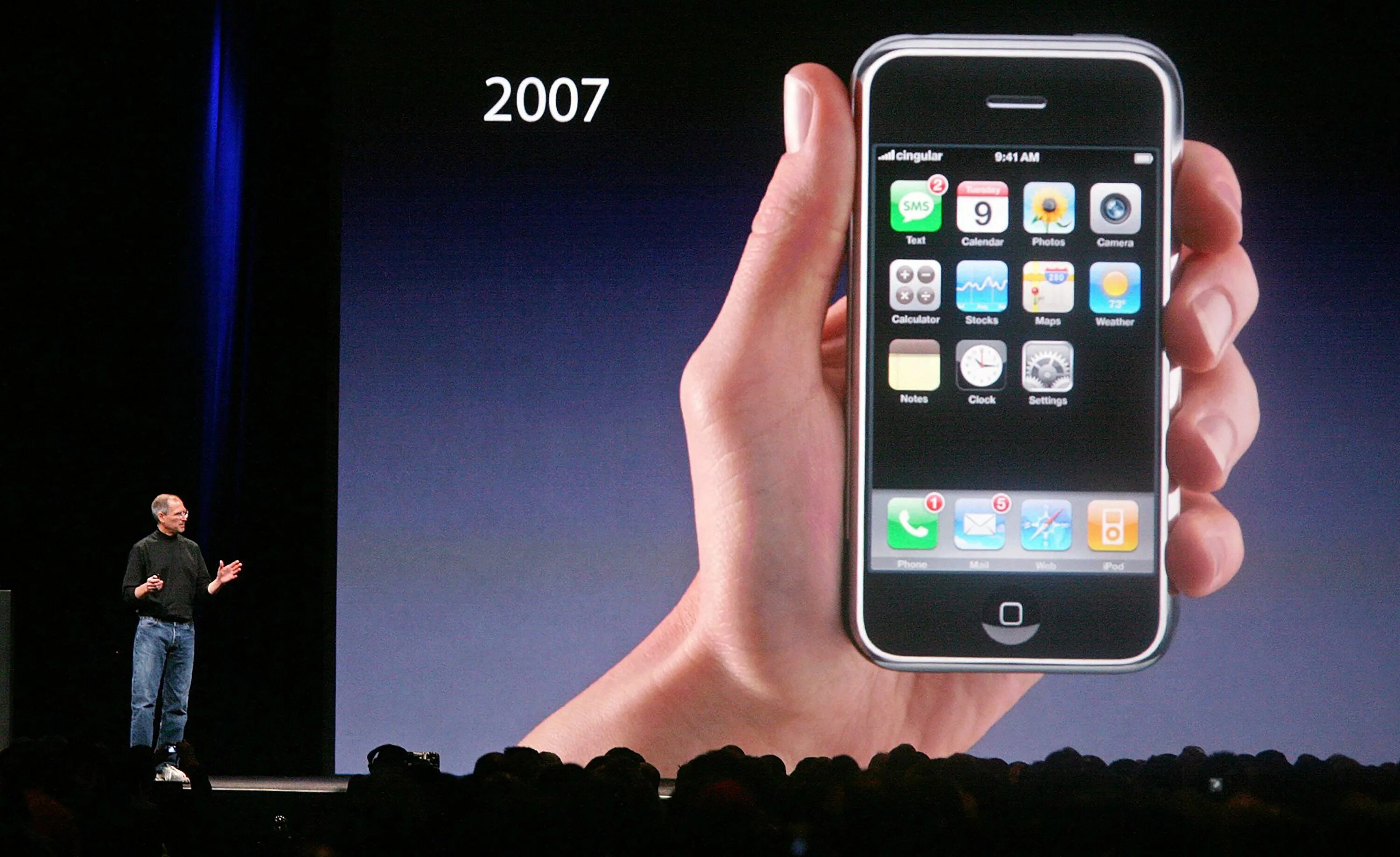 Есть ли 0.5 на айфон. Iphone 1 2007. Стив Джобс айфон 2007. Apple iphone 2007 год. Iphone первого поколения Стив Джобс.