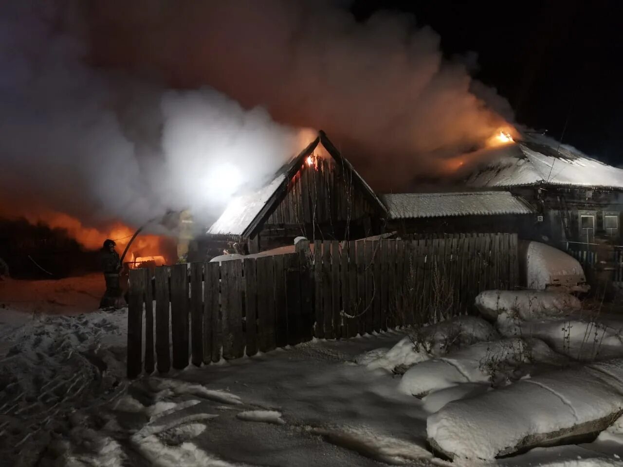 Погода в тавде на сегодня. ЧП Тавда Свердловской области. Пожар в Тавде 2020. Пожары в Свердловской области. Пожар в Тавде вчера.