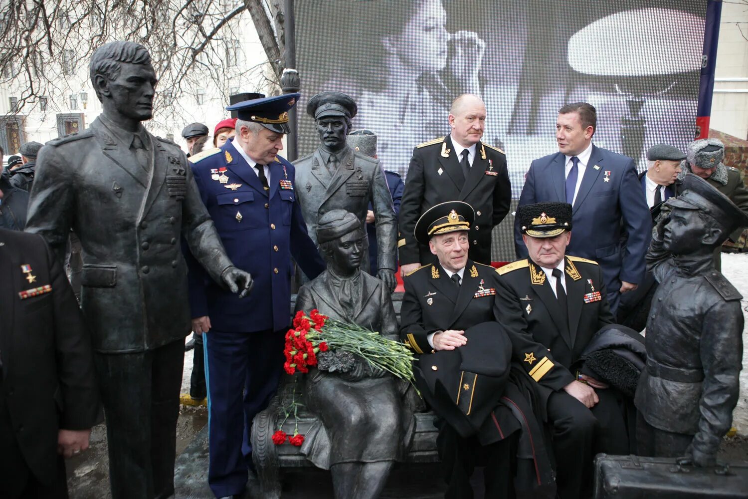 Памятник Лановому на Фрунзенской набережной. Министерство обороны РФ памятник офицеры. Памятник фильму офицеры на Фрунзенской набережной. Памятник Василию Лановому.