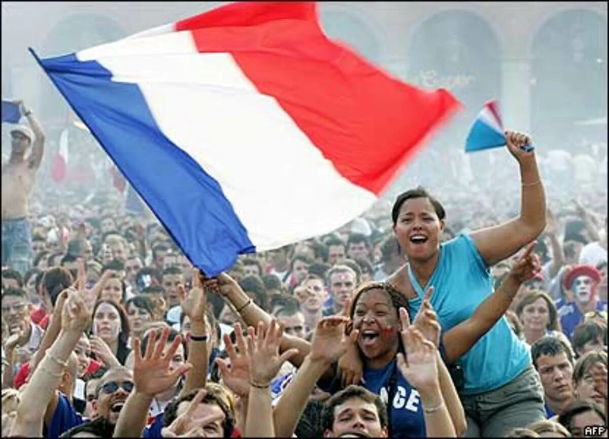 Люди на улицах парижа. The people of france. Демонстрации в париже. Единство франция. Население франции.