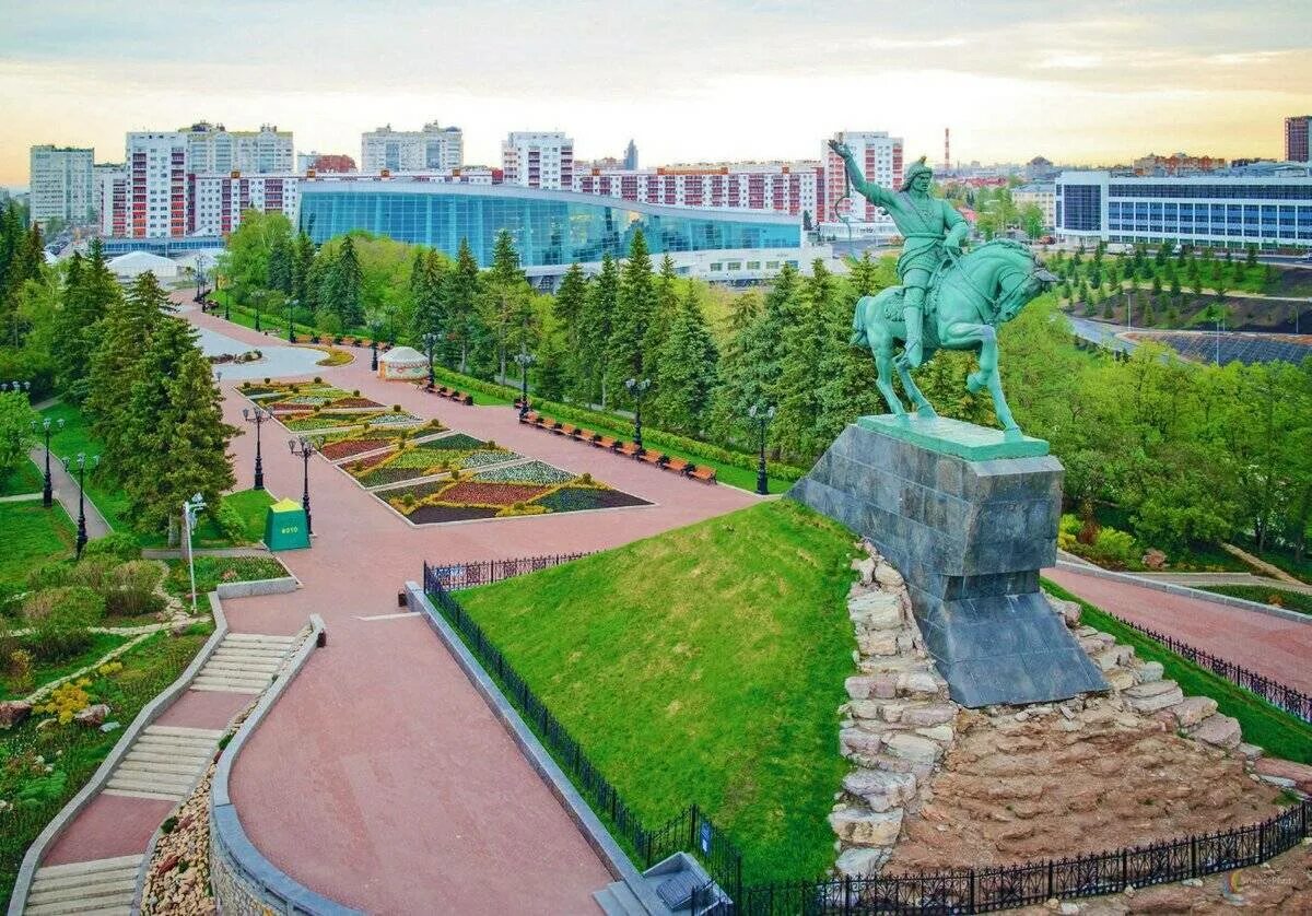 Уфа самый лучший город. Площадь салавата юлаева. уфа столица республики башкортостан. уфа площадь салавату юлаеву. памятник салавату юлаеву.