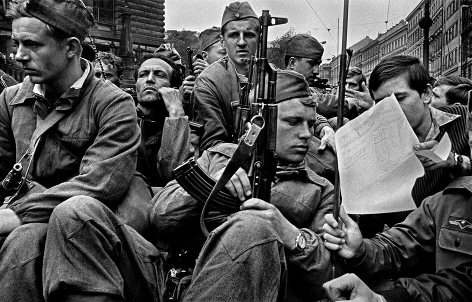 Советские солдаты в Праге 1968. Армия ГДР В Праге 1968. Солдаты ГДР В Чехословакии в 1968.