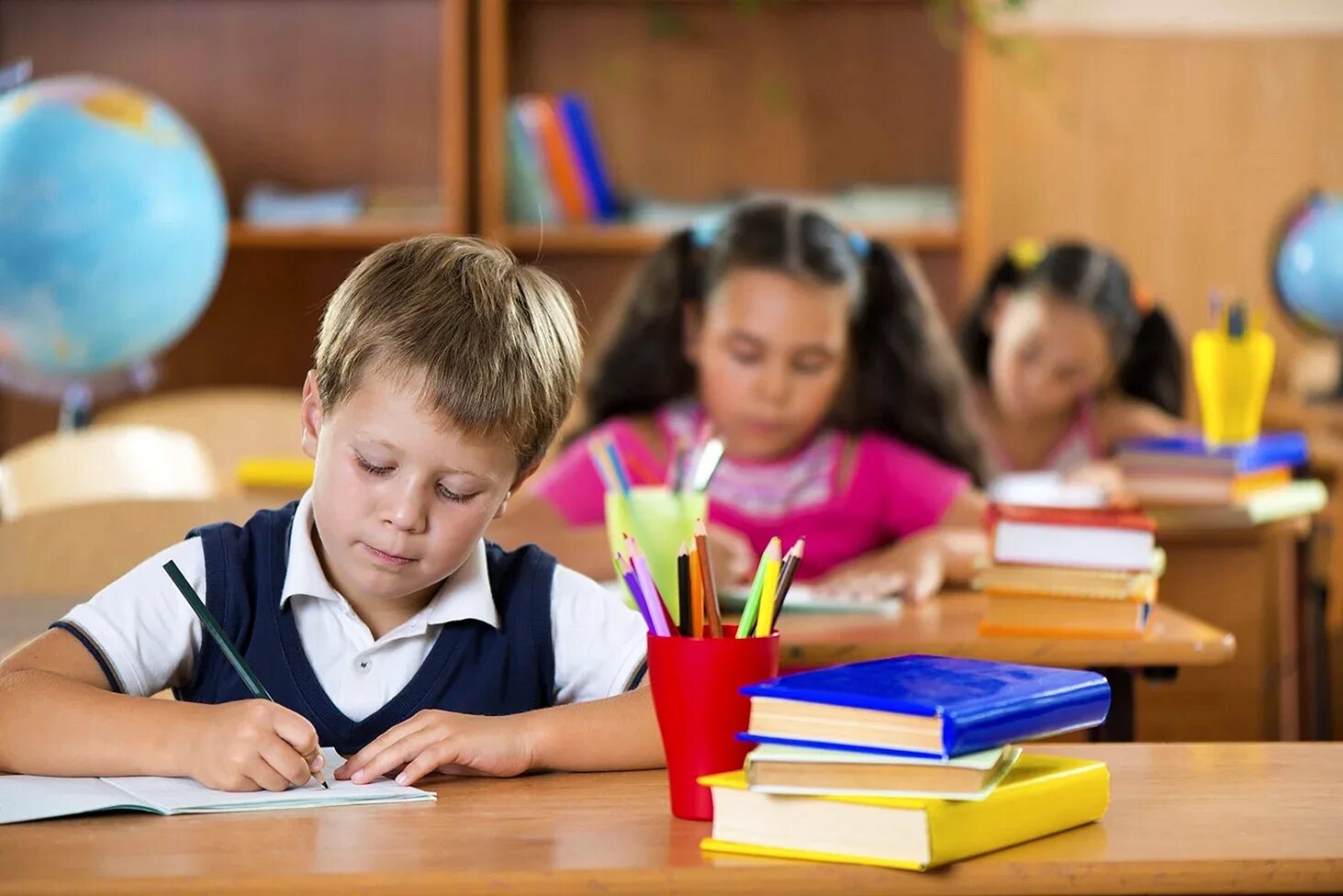 Primary students. Ученики в школе. Школьники за партой. Класс с учениками. Младшие школьники.