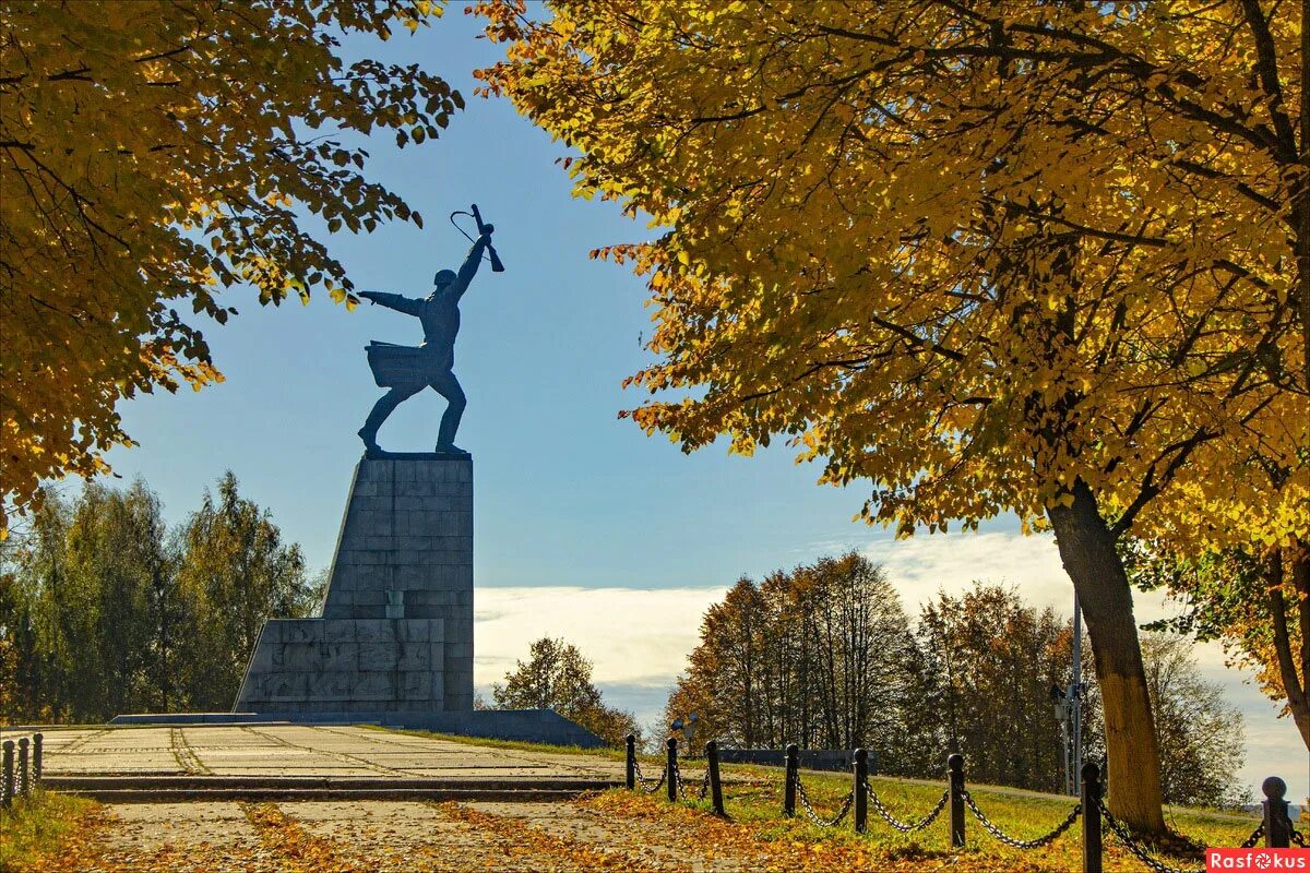 Памятник в яхроме. Перемиловская высота Дмитров памятник. Памятник Перемиловская высота в Яхроме. Памятник Яхрома Перемилово. Перемиловская высота в Яхроме.