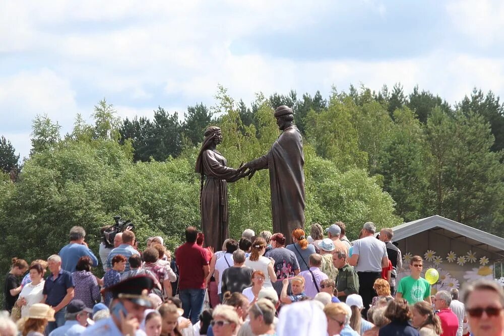 Праздник в ласково. Памятник Петру и Февронии в Рязани. Рязанская область памятник Петру и Февронии. Памятник Петру и Февронии в ласково Рязань. Памятник Петру и Февронии в ласково.