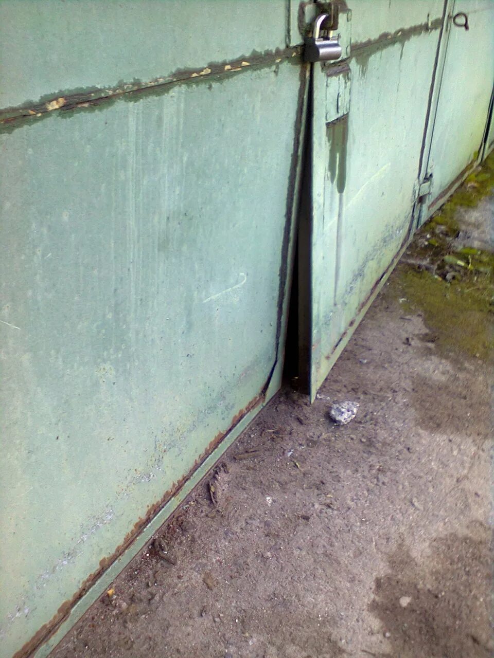 Гаражные ворота. Каркас гаражных ворот. Каркас гаражных ворот. Усилить ворота. Замок для гаража внутренний.