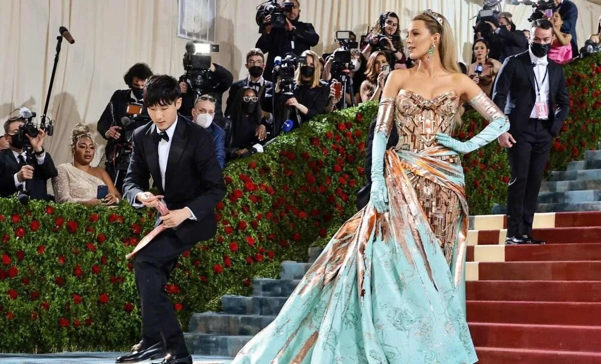 Блейк Лайвли мет Гала 2022. Met Gala 2022 Блейк Лайвли. Блейк Лайвли на метгала 2022. Наряд Блейк Лайвли на мет Гала 2022.