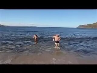 Баренцево море можно купаться. Баренцево море купаются. купающийся человек в баренцевом море. териберка купание. териберка купаться.