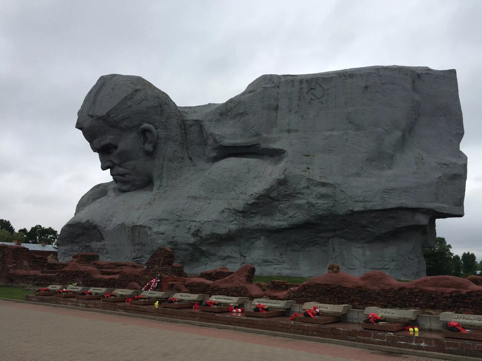 Какой памятник посвящен событиям 1941. Памятники Великой Отечественной войны 1941-1945 Брестская крепость. Минск мемориал Великой Отечественной войны. Памятник героям Брестской крепости. Мемориальный комплекс «Брестская крепость-герой» в г. Брест..