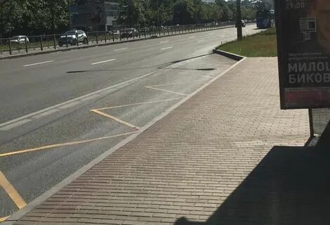 Желтая разметка на остановке