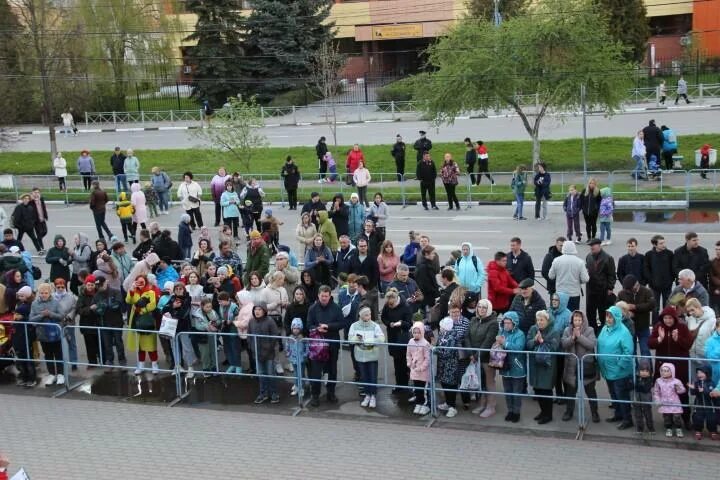 Газета в озерах. Фото дни Победы 90 ые.