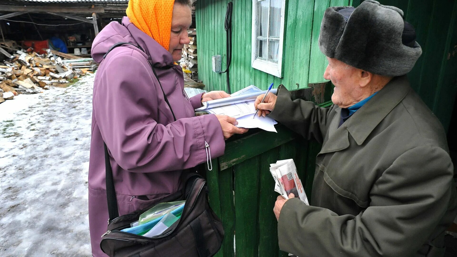 Новости пенсионного для переселенцев. Сельские пенсионеры. Пенсионеры в деревне. Пенсионеры на селе. Почтальон с пенсией.